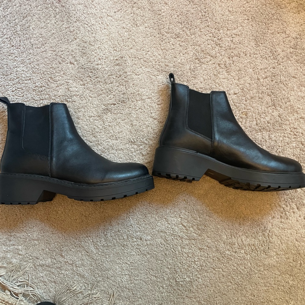Steve Madden Chelsea boots in size 10